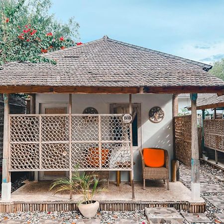 Bungalow Cafe Gili Beachfront ギリ島 エクステリア 写真