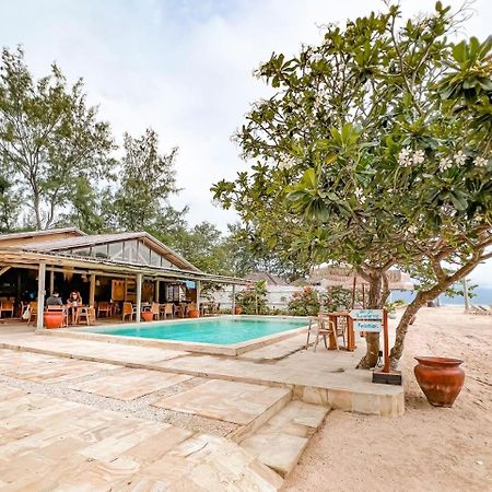 Bungalow Cafe Gili Beachfront ギリ島 エクステリア 写真