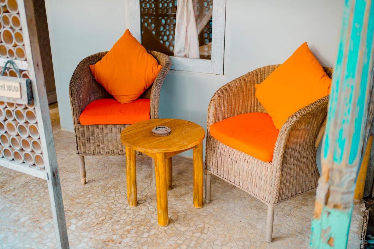 Bungalow Cafe Gili Beachfront ギリ島 エクステリア 写真