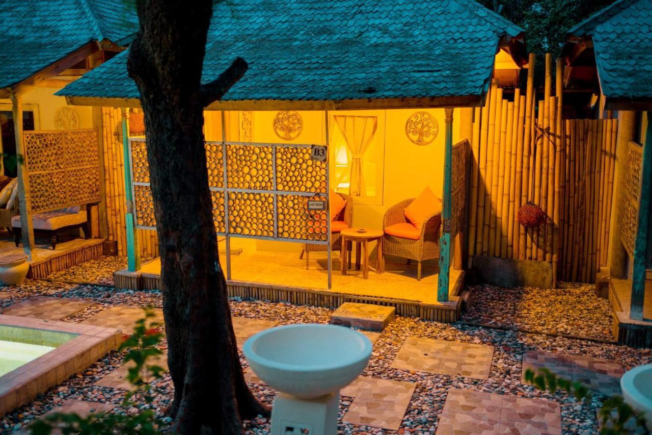 Bungalow Cafe Gili Beachfront ギリ島 エクステリア 写真