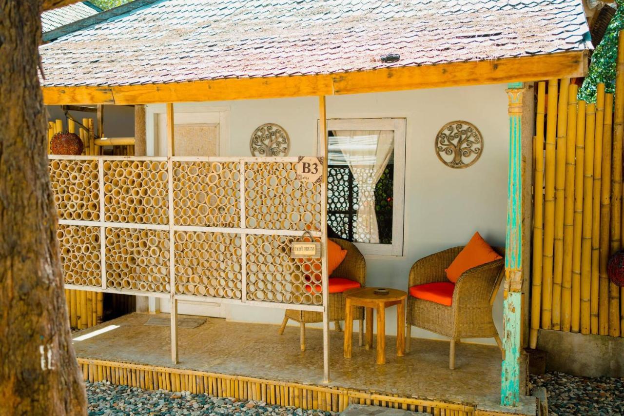 Bungalow Cafe Gili Beachfront ギリ島 エクステリア 写真