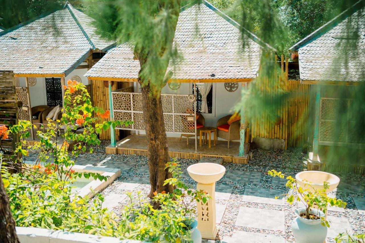 Bungalow Cafe Gili Beachfront ギリ島 エクステリア 写真