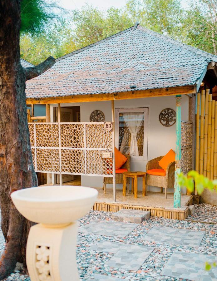 Bungalow Cafe Gili Beachfront ギリ島 エクステリア 写真