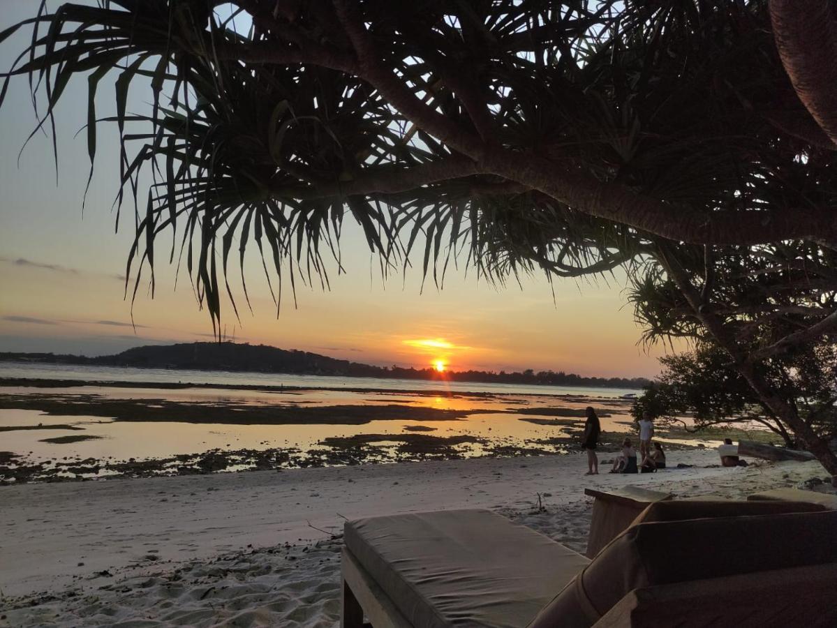 Bungalow Cafe Gili Beachfront ギリ島 エクステリア 写真