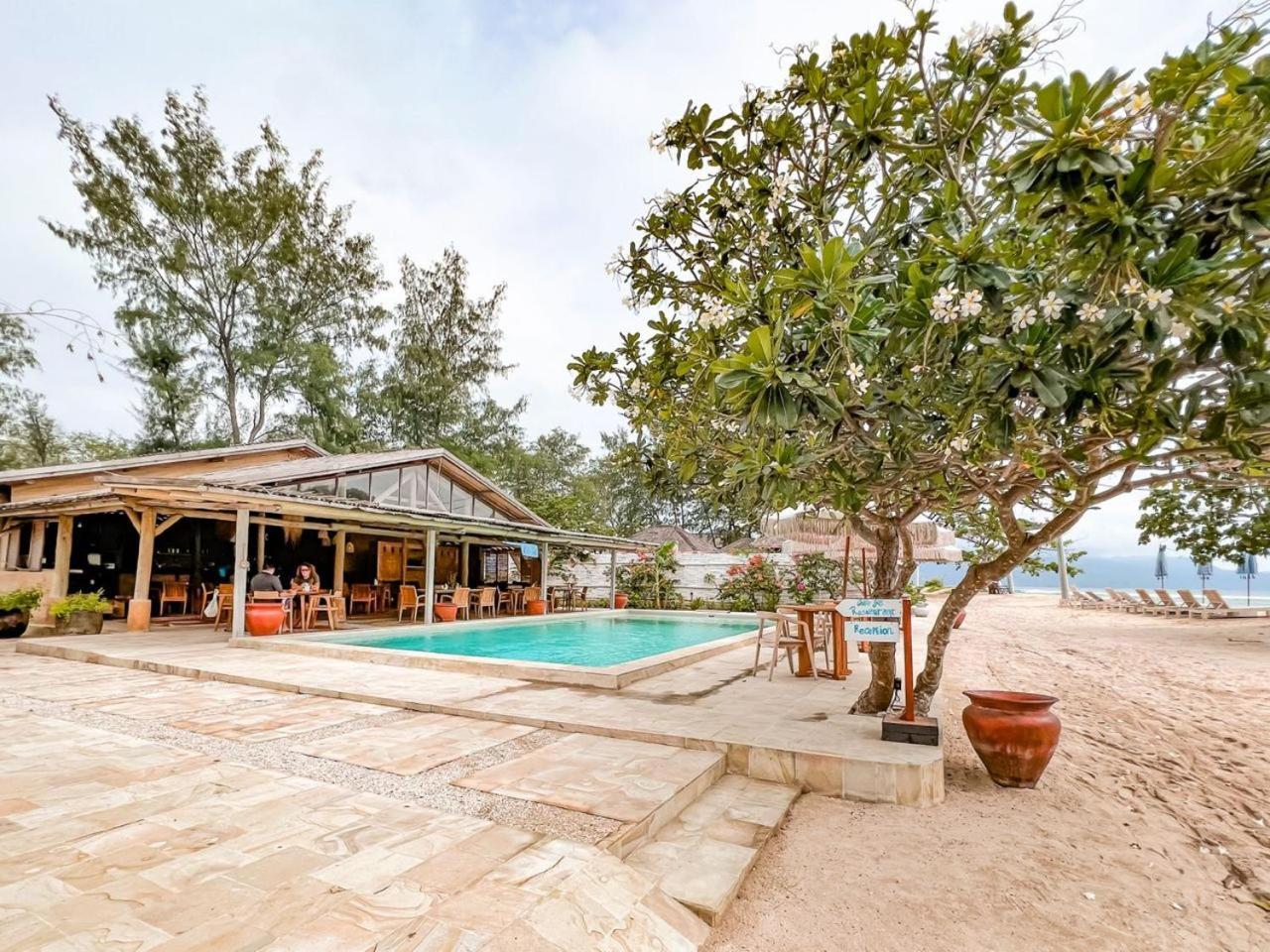 Bungalow Cafe Gili Beachfront ギリ島 エクステリア 写真