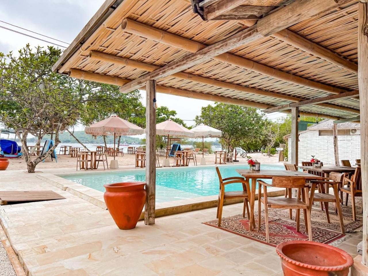 Bungalow Cafe Gili Beachfront ギリ島 エクステリア 写真