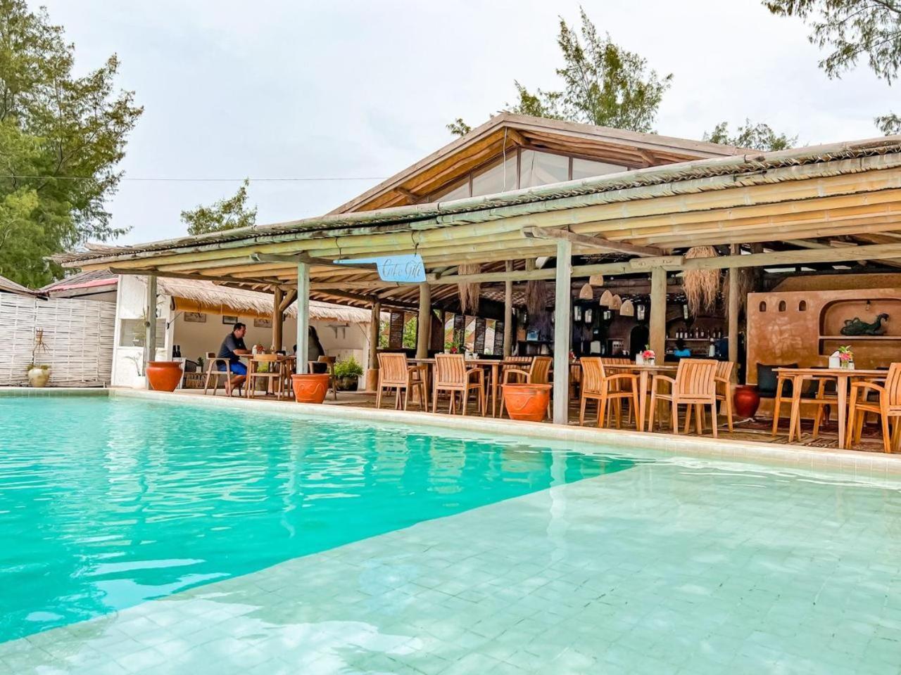 Bungalow Cafe Gili Beachfront ギリ島 エクステリア 写真
