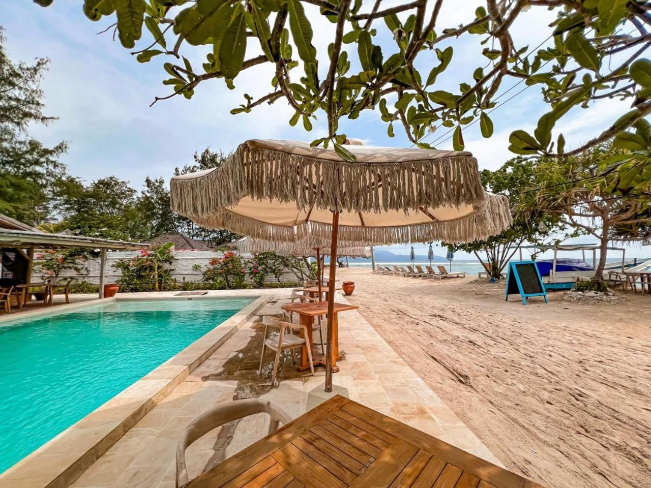 Bungalow Cafe Gili Beachfront ギリ島 エクステリア 写真