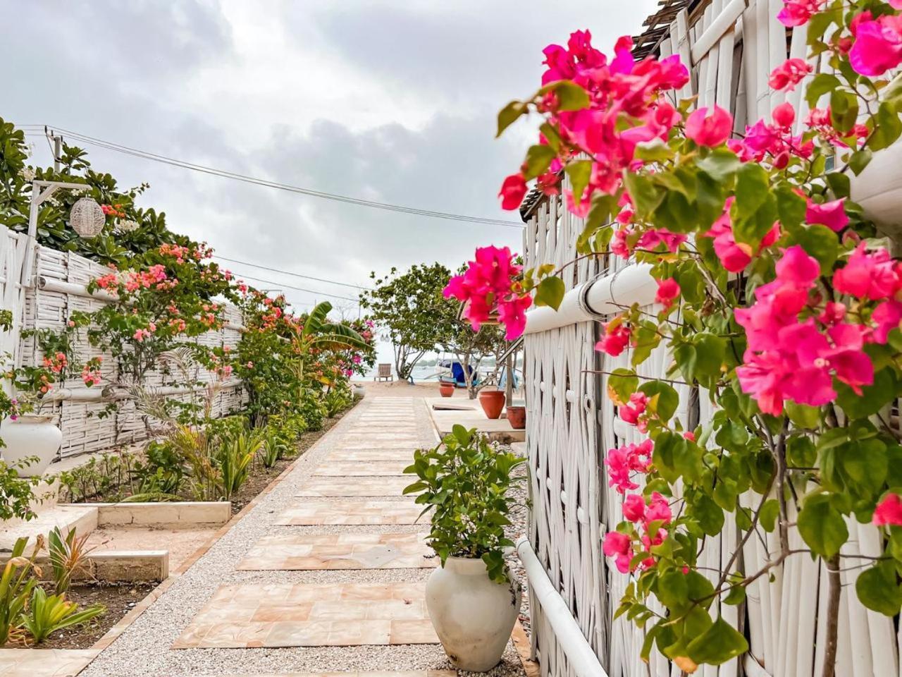 Bungalow Cafe Gili Beachfront ギリ島 エクステリア 写真