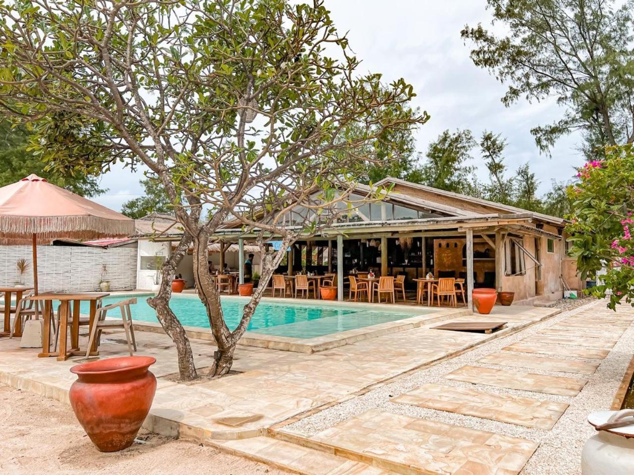 Bungalow Cafe Gili Beachfront ギリ島 エクステリア 写真