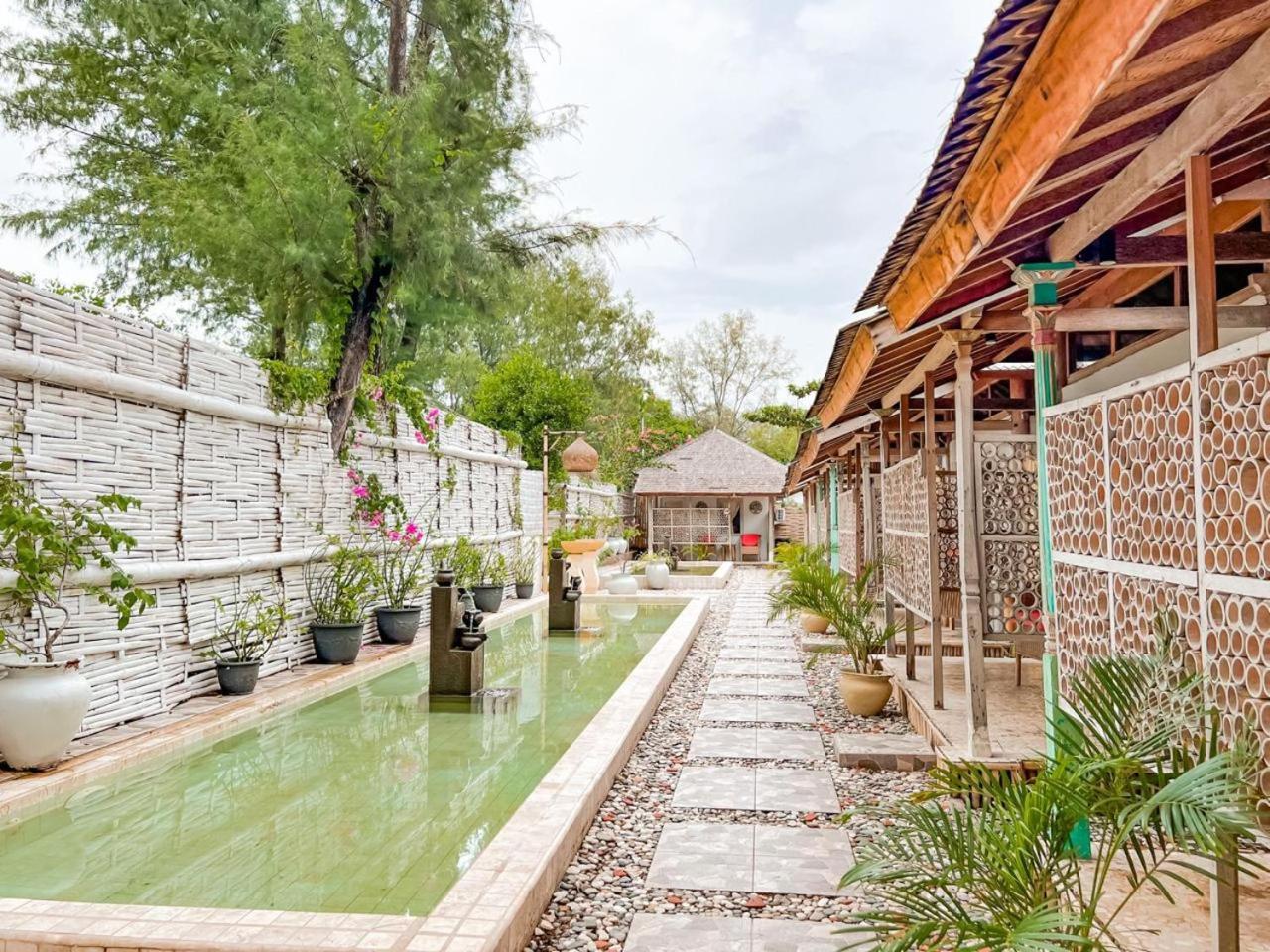 Bungalow Cafe Gili Beachfront ギリ島 エクステリア 写真