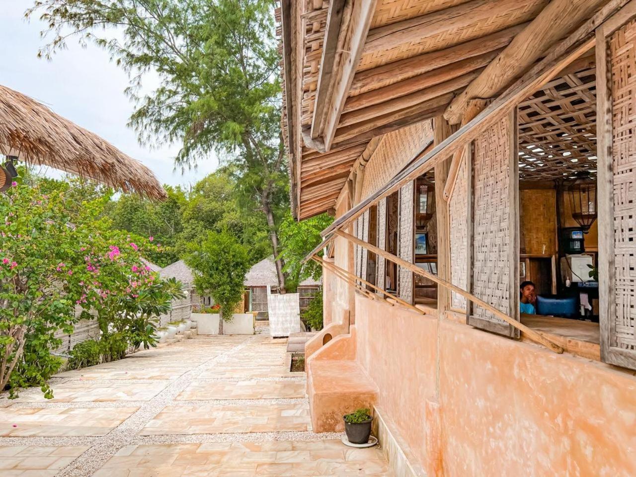Bungalow Cafe Gili Beachfront ギリ島 エクステリア 写真