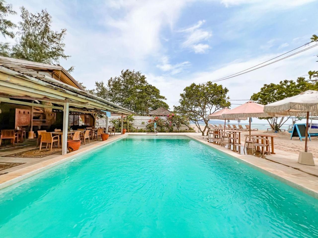 Bungalow Cafe Gili Beachfront ギリ島 エクステリア 写真